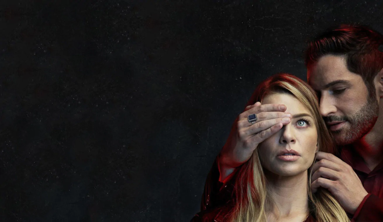 Люцифер прикрывает один глаз Хлои Декер и преобнимает ее