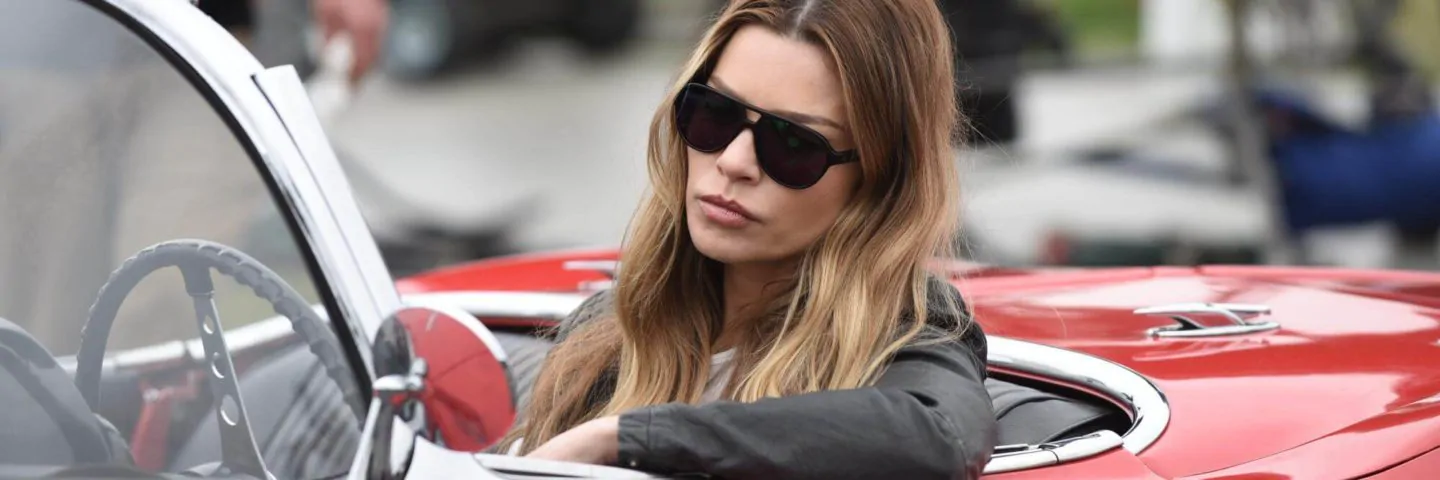 Лорен Джерман в роли Хлои Декер за рулем в сериала Люцифер